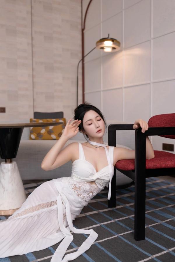 鱼子酱fish   鱼子酱Fish 白裙诱惑室内私房大尺度写真，纯欲女神酒店床边清纯与性感并存[120P]第9张图片