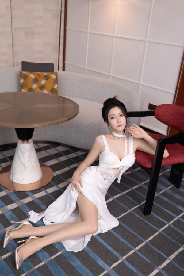 鱼子酱fish   鱼子酱Fish 白裙诱惑室内私房大尺度写真，纯欲女神酒店床边清纯与性感并存[120P]第10张图片