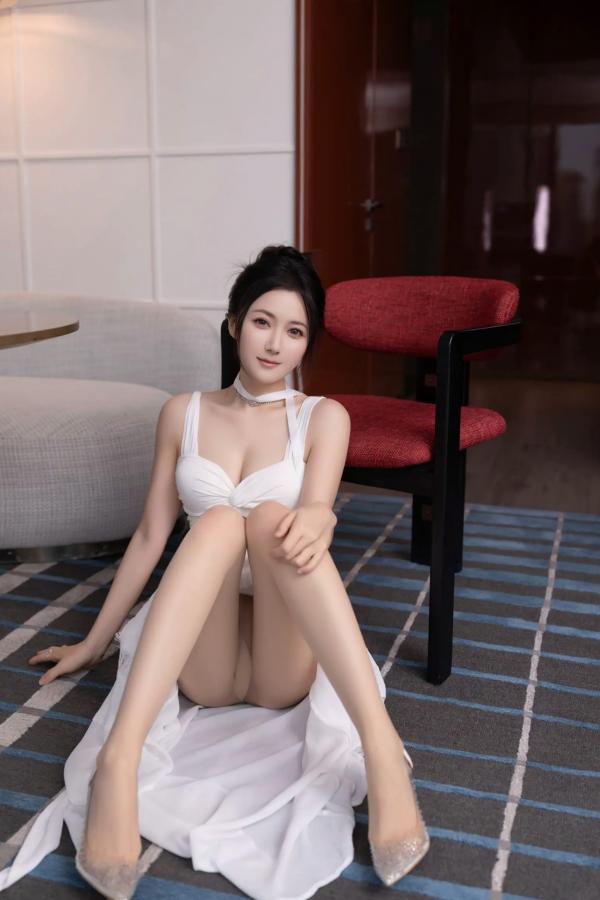 鱼子酱fish   鱼子酱Fish 白裙诱惑室内私房大尺度写真，纯欲女神酒店床边清纯与性感并存[120P]第12张图片