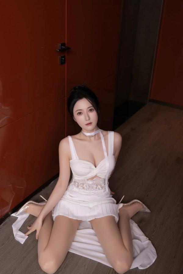鱼子酱fish   鱼子酱Fish 白裙诱惑室内私房大尺度写真，纯欲女神酒店床边清纯与性感并存[120P]第19张图片