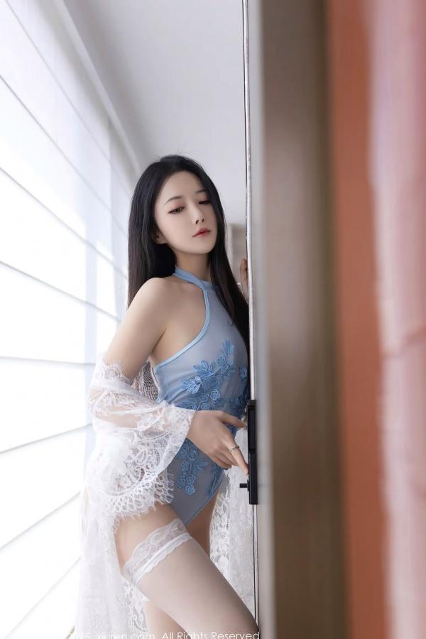 鱼子酱fish   [XiuRen] 秀人 2025.09.12 No.10763 鱼子酱Fish：都市落地窗蕾丝私房，清冷女神纯欲连体衣诱惑大尺度写真第12张图片
