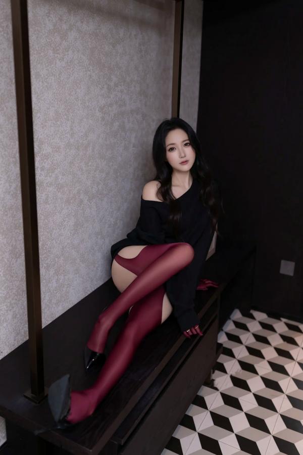 鱼子酱fish   鱼子酱Fish“红与黑”私房大尺度写真，黑色蕾丝与红色丝袜碰撞极致性感，迷人女神高清室内诱惑[120P]第12张图片