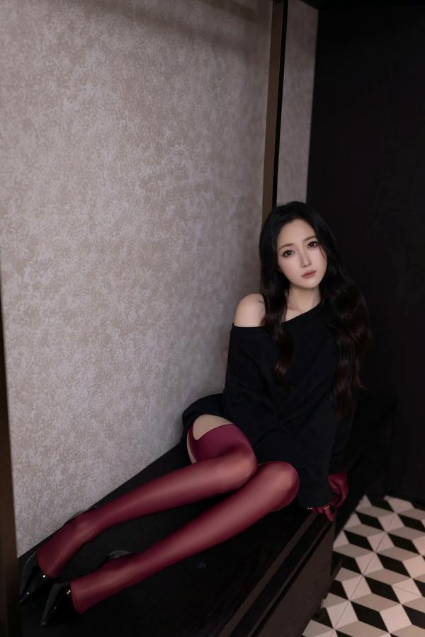 鱼子酱fish   鱼子酱Fish“红与黑”私房大尺度写真，黑色蕾丝与红色丝袜碰撞极致性感，迷人女神高清室内诱惑[120P]第13张图片