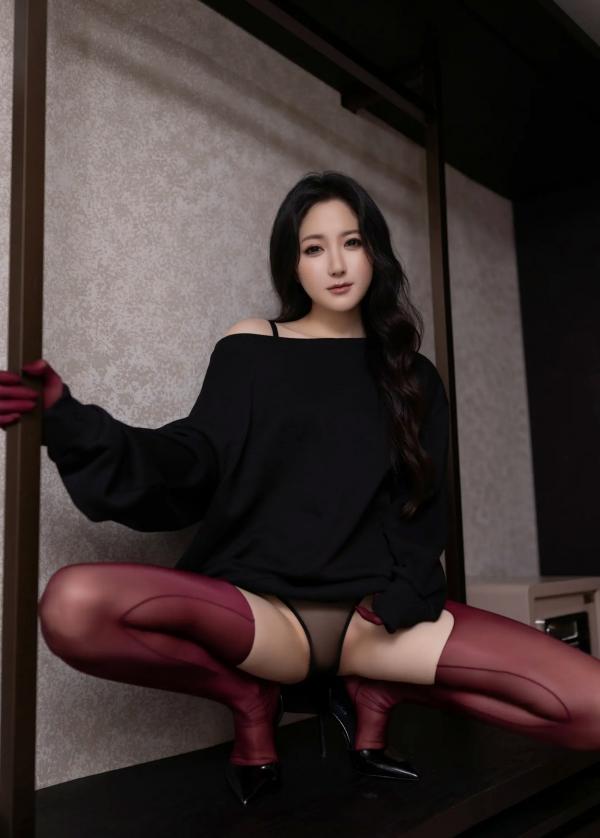 鱼子酱fish   鱼子酱Fish“红与黑”私房大尺度写真，黑色蕾丝与红色丝袜碰撞极致性感，迷人女神高清室内诱惑[120P]第22张图片
