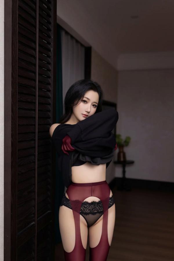 鱼子酱fish   鱼子酱Fish“红与黑”私房大尺度写真，黑色蕾丝与红色丝袜碰撞极致性感，迷人女神高清室内诱惑[120P]第23张图片