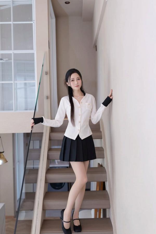 鱼子酱fish   [XR] 鱼子酱Fish 《姐姐》私房写真，居家职业装御姐优雅诱惑，曼妙身姿[121P]第1张图片