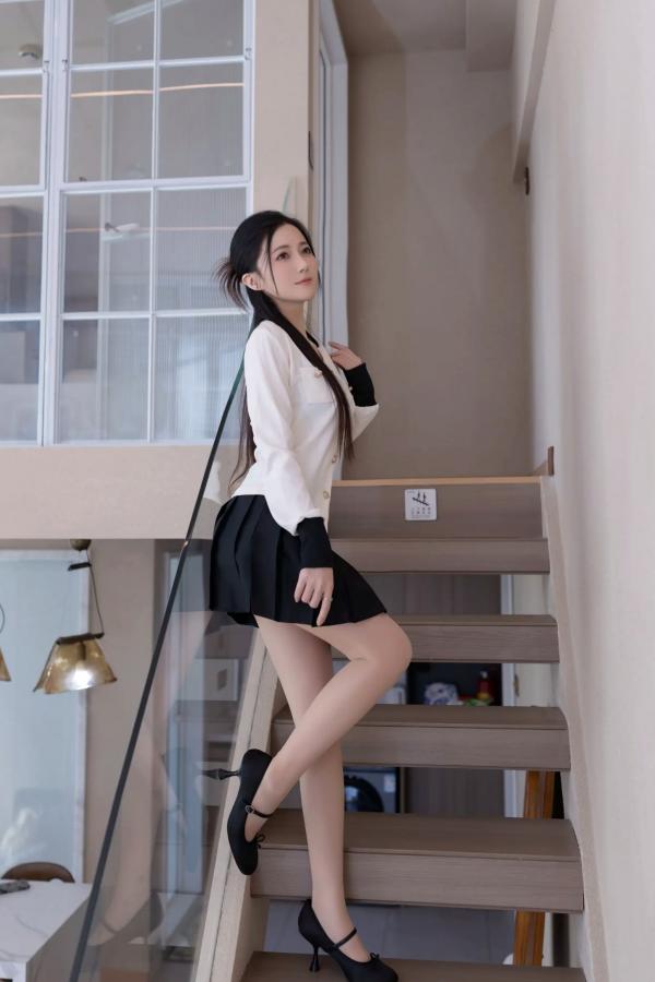 鱼子酱fish   [XR] 鱼子酱Fish 《姐姐》私房写真，居家职业装御姐优雅诱惑，曼妙身姿[121P]第2张图片