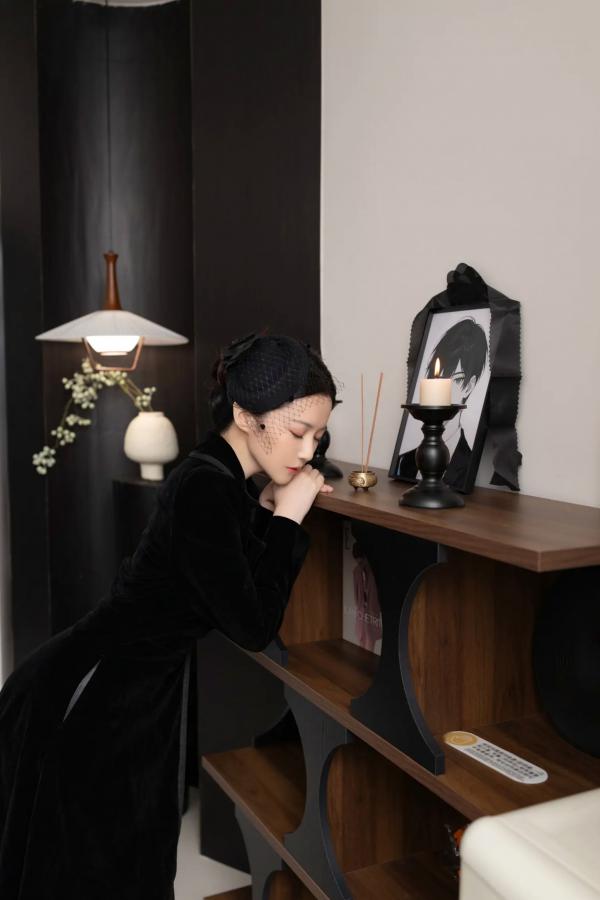 鱼子酱fish   [XR] 鱼子酱Fish 未亡人系列高清私房写真，神秘蕾丝黑丝制服诱惑，极致身材尽显成熟冷艳风采 [120P]第2张图片