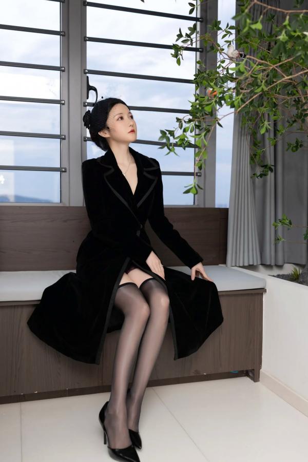 鱼子酱fish   [XR] 鱼子酱Fish 未亡人系列高清私房写真，神秘蕾丝黑丝制服诱惑，极致身材尽显成熟冷艳风采 [120P]第4张图片
