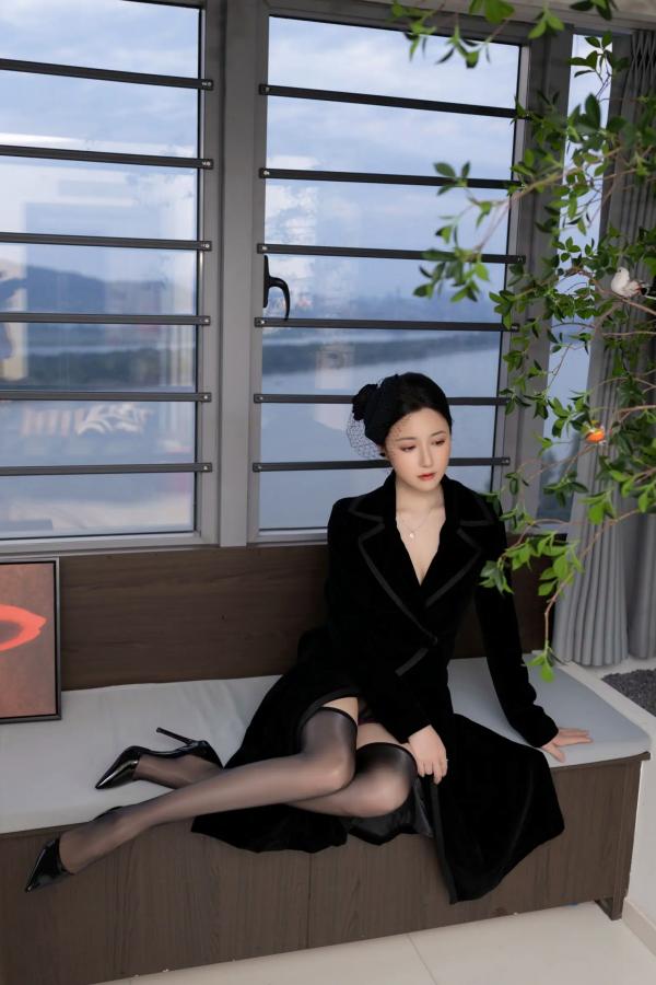 鱼子酱fish   [XR] 鱼子酱Fish 未亡人系列高清私房写真，神秘蕾丝黑丝制服诱惑，极致身材尽显成熟冷艳风采 [120P]第5张图片