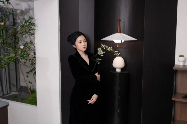 鱼子酱fish   [XR] 鱼子酱Fish 未亡人系列高清私房写真，神秘蕾丝黑丝制服诱惑，极致身材尽显成熟冷艳风采 [120P]第8张图片