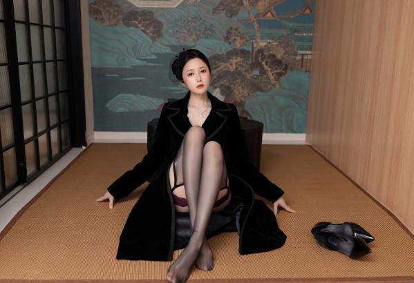 鱼子酱fish   [XR] 鱼子酱Fish 未亡人系列高清私房写真，神秘蕾丝黑丝制服诱惑，极致身材尽显成熟冷艳风采 [120P]第10张图片