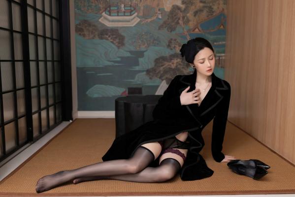 鱼子酱fish   [XR] 鱼子酱Fish 未亡人系列高清私房写真，神秘蕾丝黑丝制服诱惑，极致身材尽显成熟冷艳风采 [120P]第11张图片