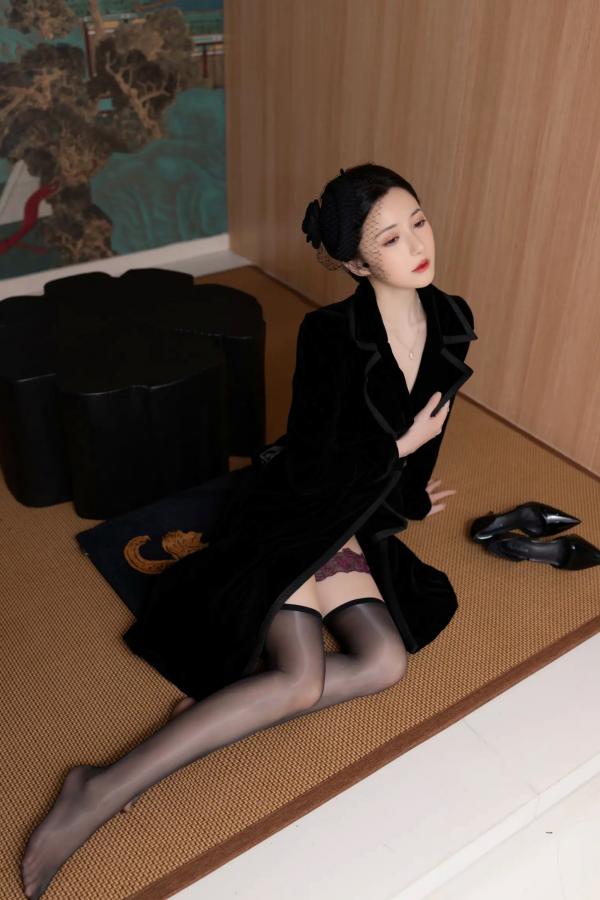 鱼子酱fish   [XR] 鱼子酱Fish 未亡人系列高清私房写真，神秘蕾丝黑丝制服诱惑，极致身材尽显成熟冷艳风采 [120P]第12张图片