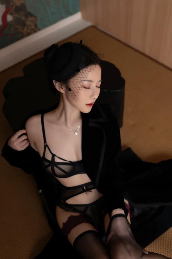 鱼子酱fish   [XR] 鱼子酱Fish 未亡人系列高清私房写真，神秘蕾丝黑丝制服诱惑，极致身材尽显成熟冷艳风采 [120P]第15张图片