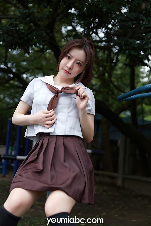 白亦Ada   YouMi尤蜜-白亦Ada《JK失乐园》复古建筑下的校服少女，极品制服诱惑与性感街拍写意第3张图片
