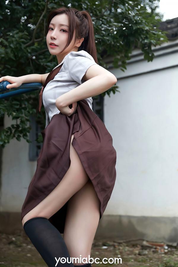 白亦Ada   YouMi尤蜜-白亦Ada《JK失乐园》复古建筑下的校服少女，极品制服诱惑与性感街拍写意第5张图片