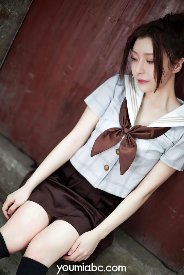白亦Ada   YouMi尤蜜-白亦Ada《JK失乐园》复古建筑下的校服少女，极品制服诱惑与性感街拍写意第16张图片