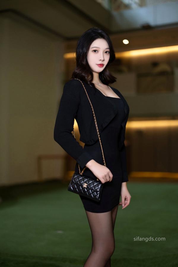 郑颖姗   XR-Uncensored 郑颖姗私房写真：黑丝诱惑与绝美背影，极致身材呈现轻熟御姐风情与居家私拍魅力第1张图片