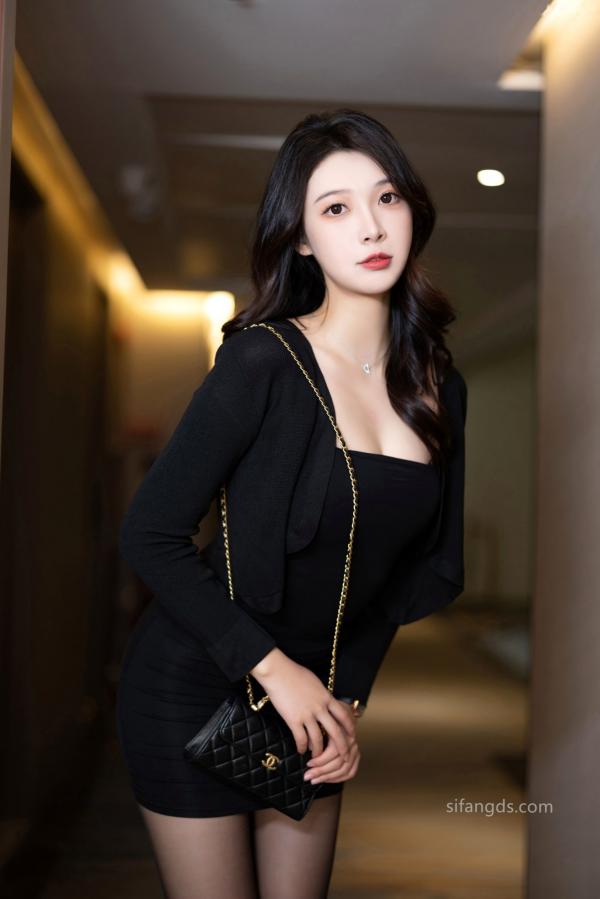 郑颖姗   XR-Uncensored 郑颖姗私房写真：黑丝诱惑与绝美背影，极致身材呈现轻熟御姐风情与居家私拍魅力第67张图片