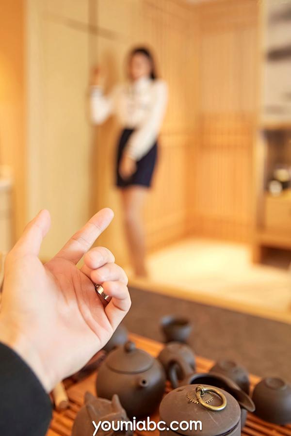 园园呀   YouMi尤蜜-园园呀《爱上女主播》：职场白领OL制服诱惑，第一视角互动沉浸感，绝美修长腿型写真第21张图片