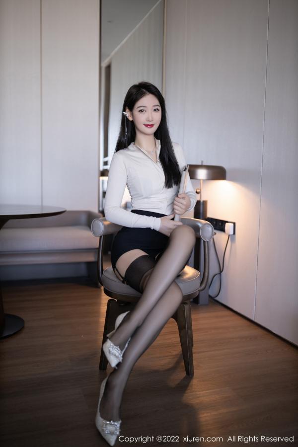 唐安琪  [XiuRen]高清写真图 2022.12.12 No.5986 唐安琪 短裙美腿第3张图片