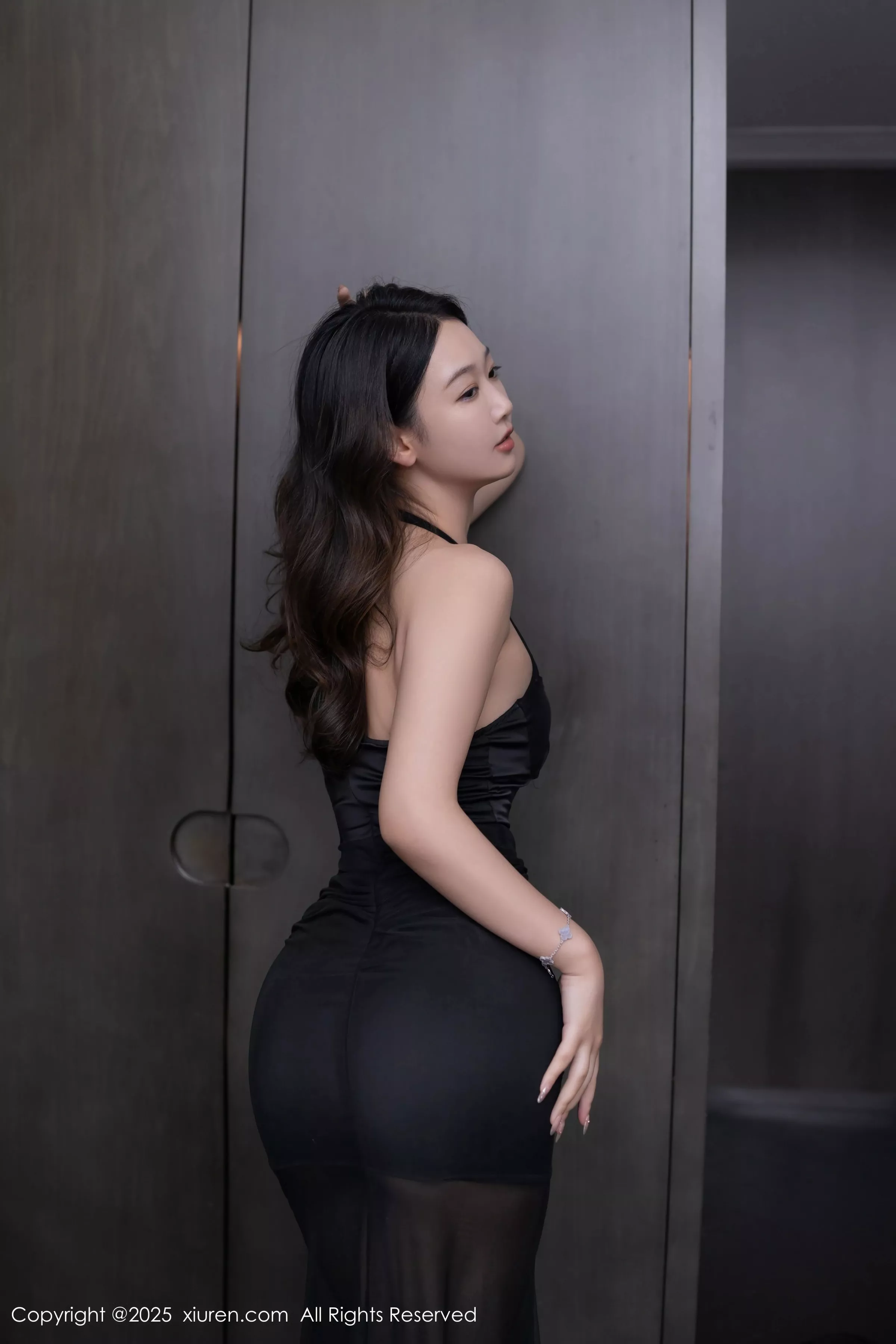 唐安琪  [XiuRen]高清写真图 2025.04.27 No.10208 唐安琪 黑色婚纱第27张图片