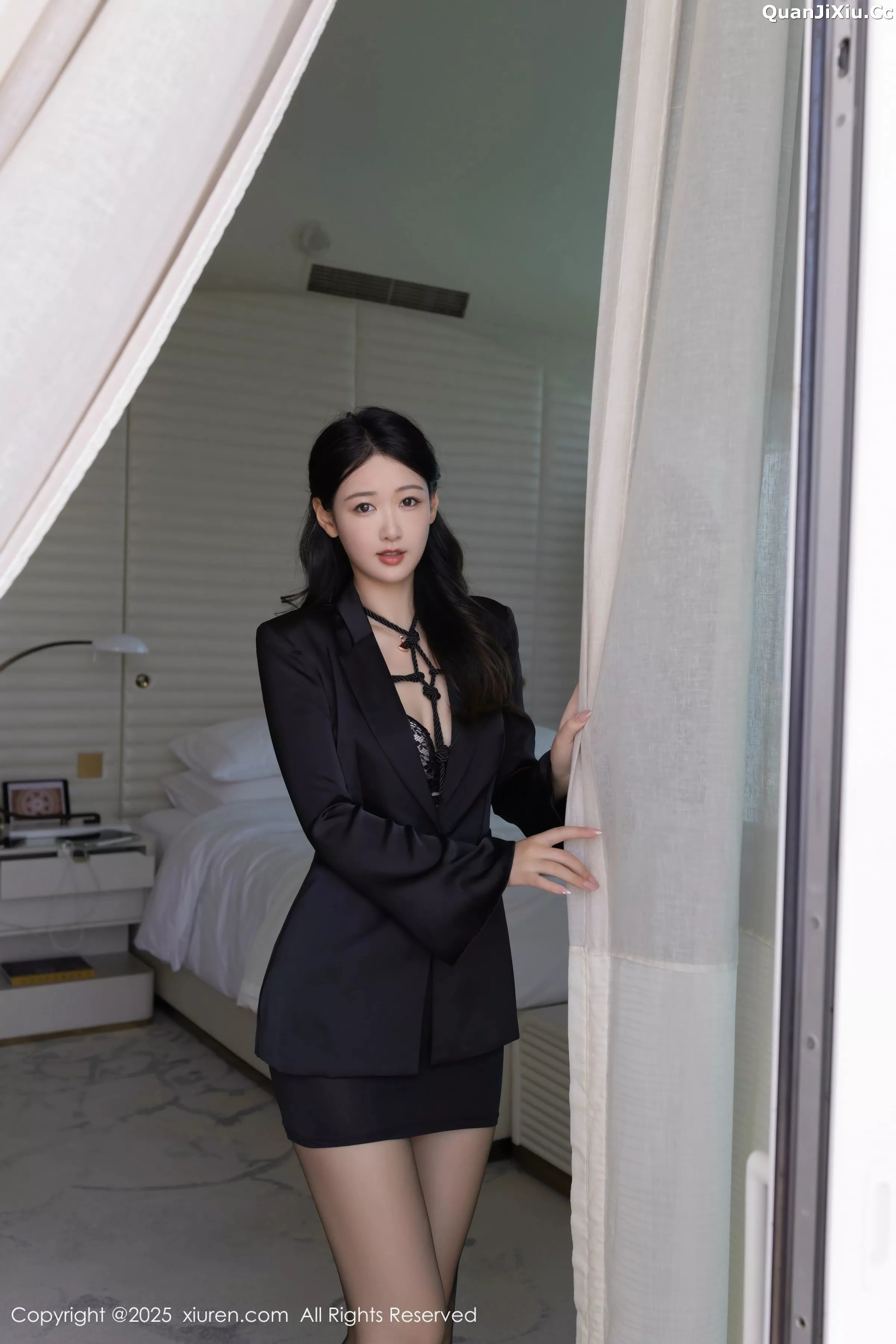 唐安琪  [XiuRen]高清写真图 2025.05.12 No.10267 唐安琪 黑色西服第1张图片