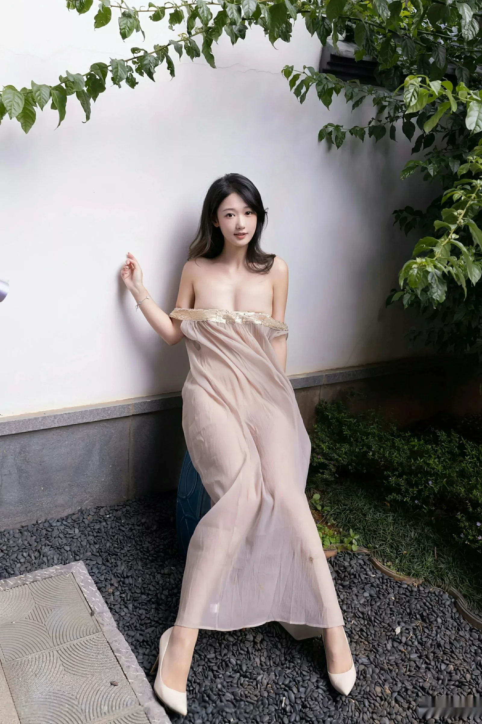 唐安琪  [XiuRen]高清写真图 2025.08.04 No.10619 唐安琪 浅色薄纱第4张图片