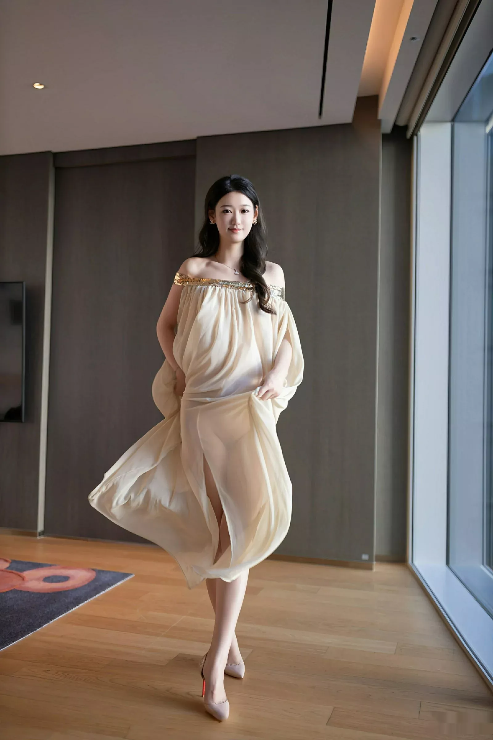 唐安琪  [XiuRen]高清写真图 2025.08.04 No.10619 唐安琪 浅色薄纱第5张图片