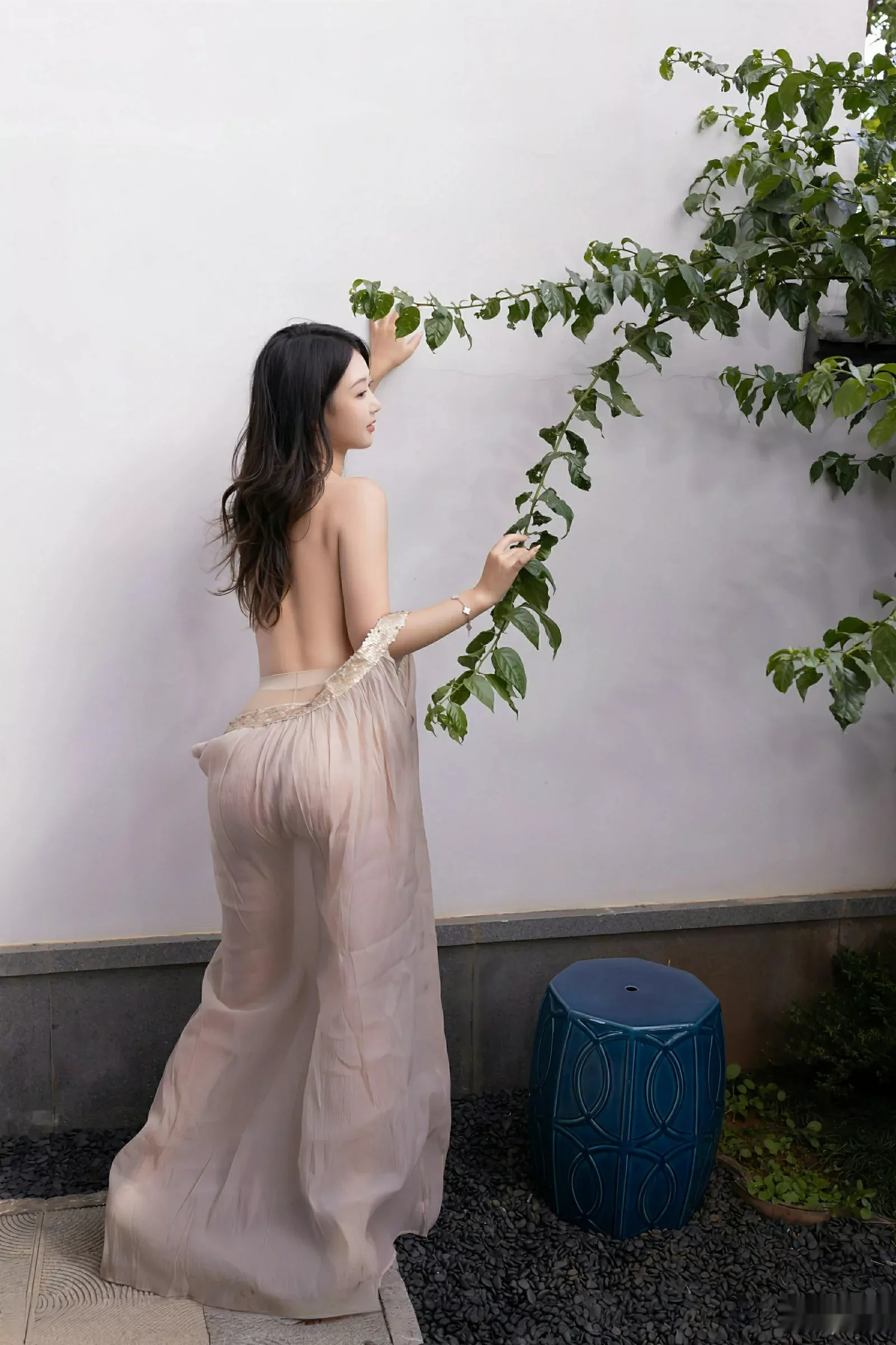 唐安琪  [XiuRen]高清写真图 2025.08.04 No.10619 唐安琪 浅色薄纱第7张图片