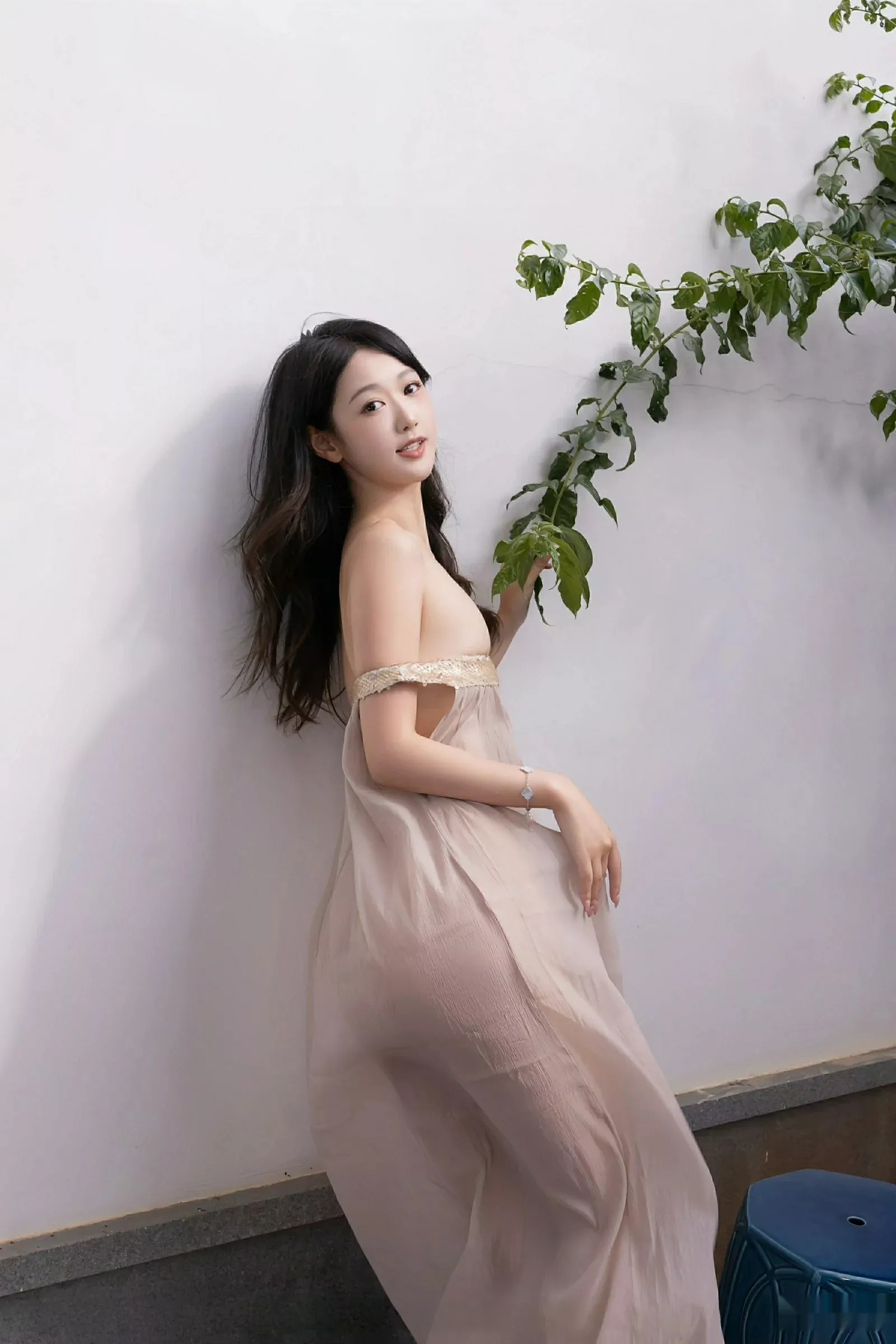 唐安琪  [XiuRen]高清写真图 2025.08.04 No.10619 唐安琪 浅色薄纱第8张图片