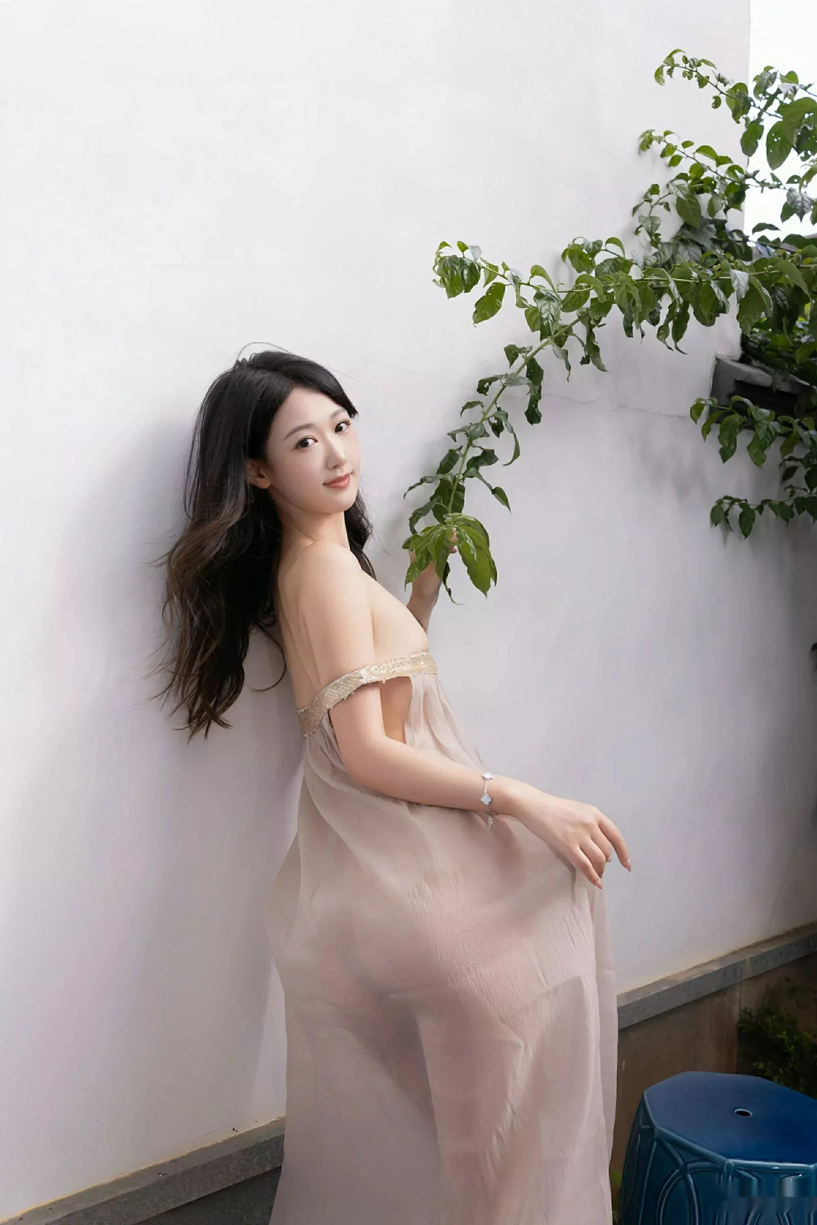 唐安琪  [XiuRen]高清写真图 2025.08.04 No.10619 唐安琪 浅色薄纱第10张图片