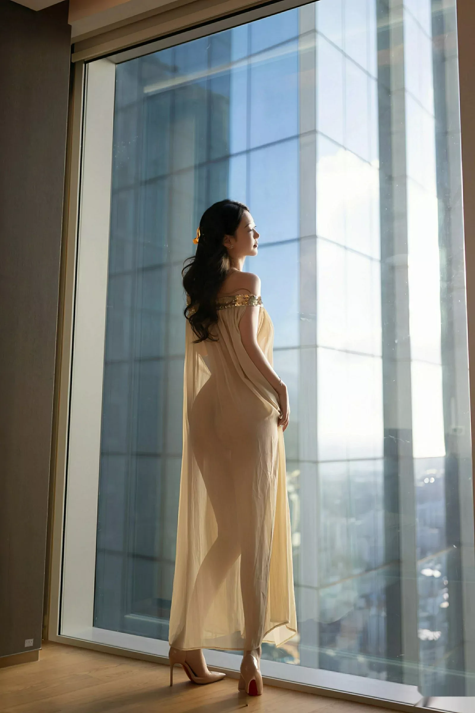 唐安琪  [XiuRen]高清写真图 2025.08.04 No.10619 唐安琪 浅色薄纱第15张图片