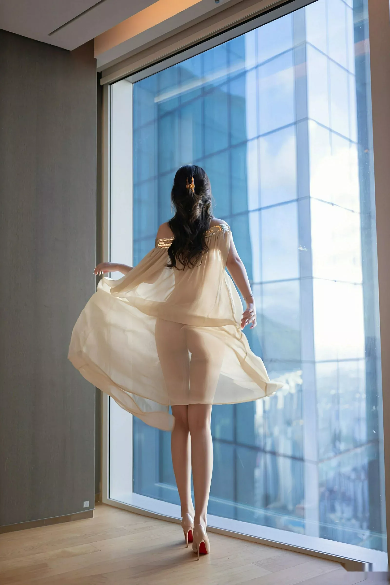 唐安琪  [XiuRen]高清写真图 2025.08.04 No.10619 唐安琪 浅色薄纱第19张图片