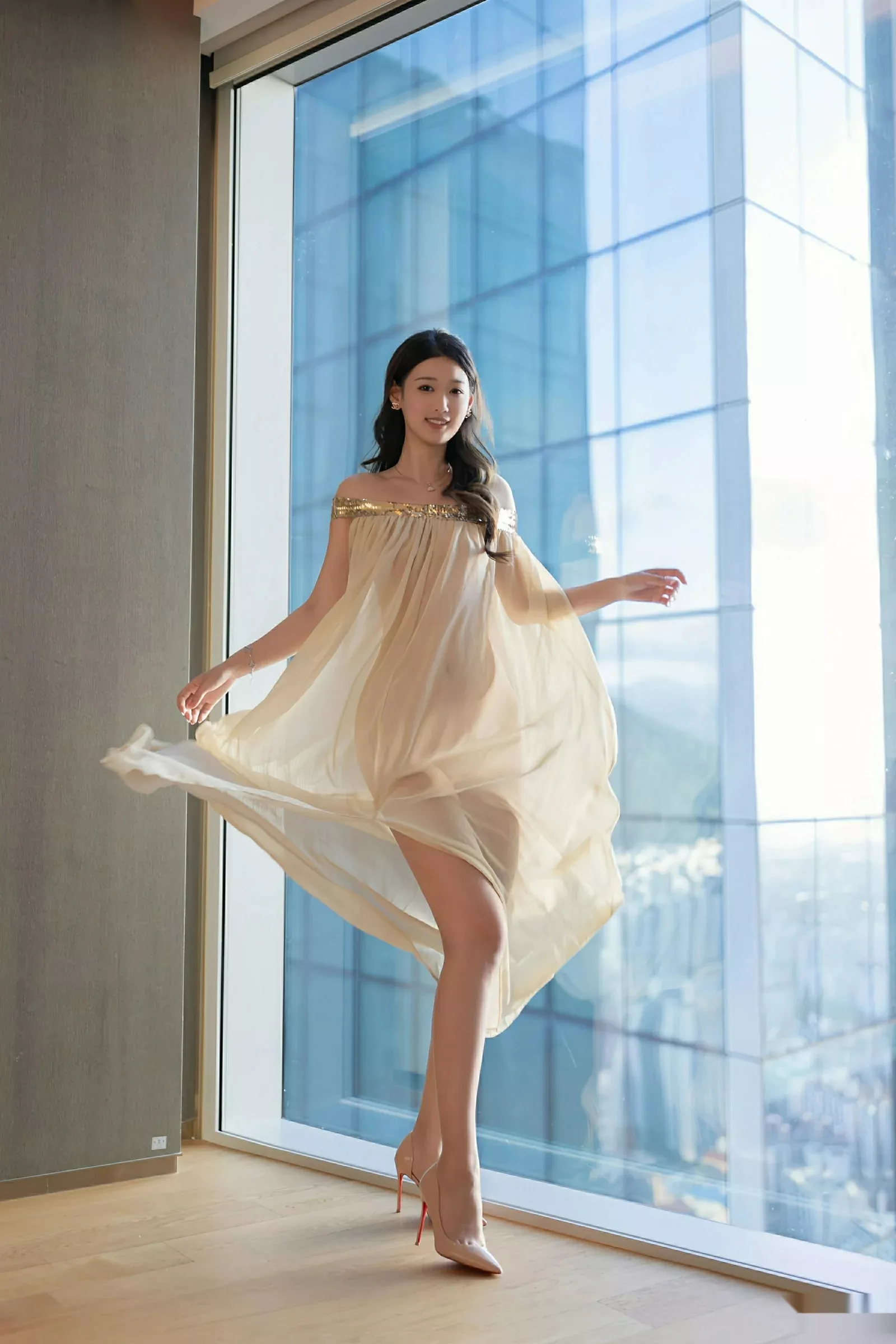 唐安琪  [XiuRen]高清写真图 2025.08.04 No.10619 唐安琪 浅色薄纱第22张图片