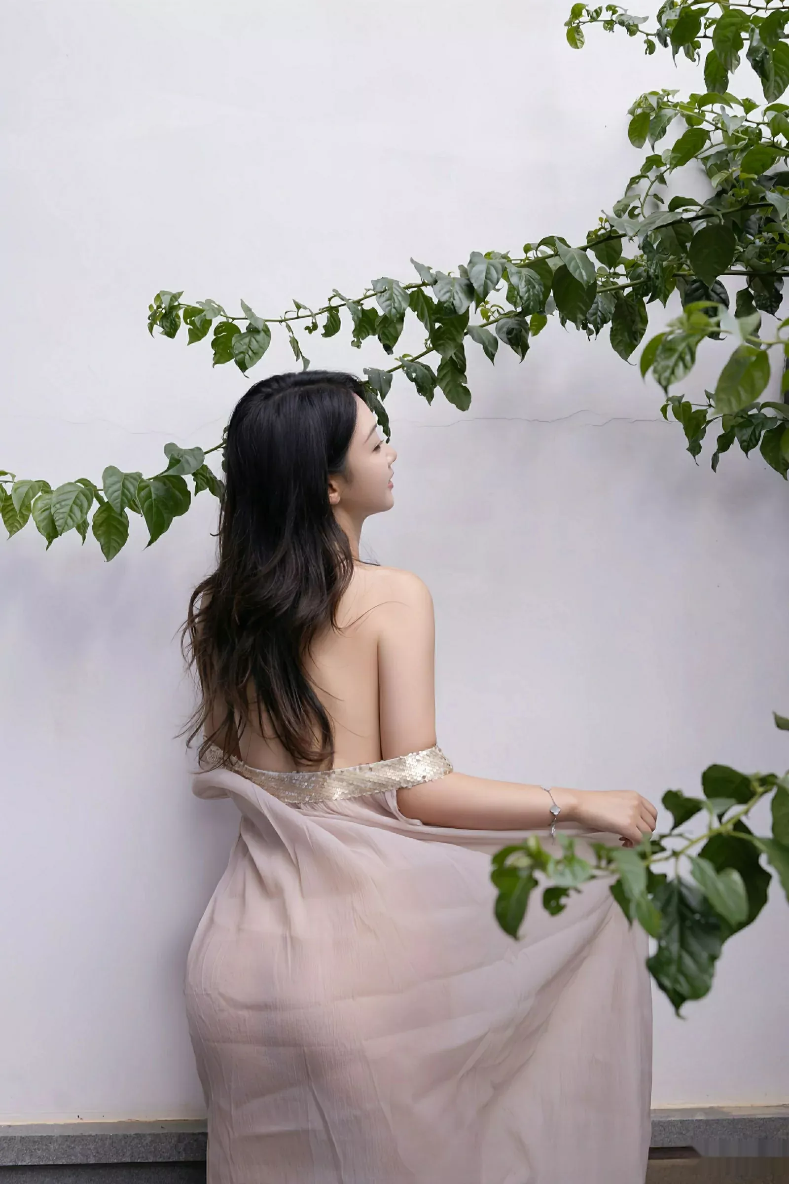 唐安琪  [XiuRen]高清写真图 2025.08.04 No.10619 唐安琪 浅色薄纱第61张图片