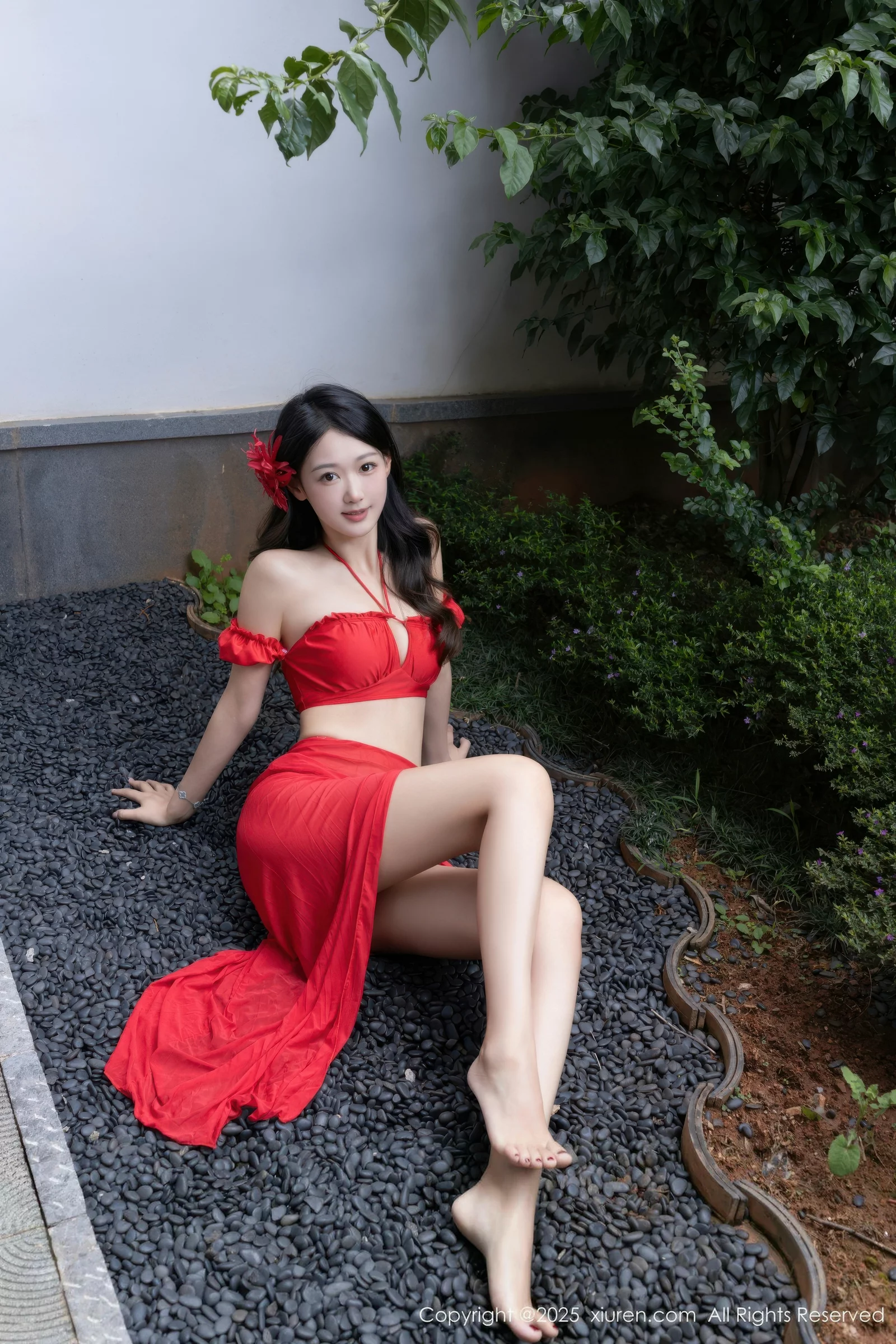 唐安琪  [XiuRen]高清写真图 2025.08.18 No.10662 唐安琪 红色泳衣第4张图片