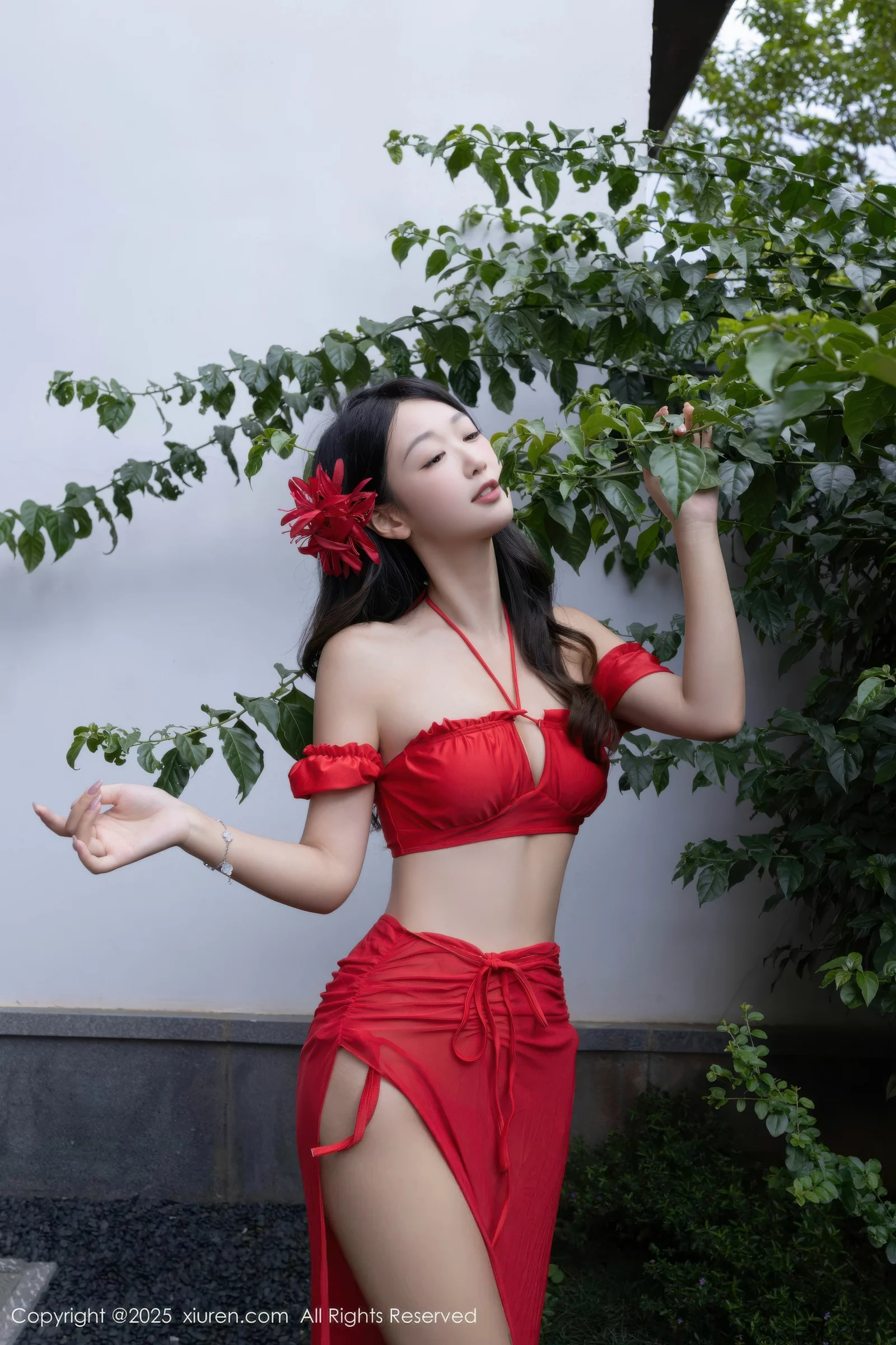 唐安琪  [XiuRen]高清写真图 2025.08.18 No.10662 唐安琪 红色泳衣第6张图片
