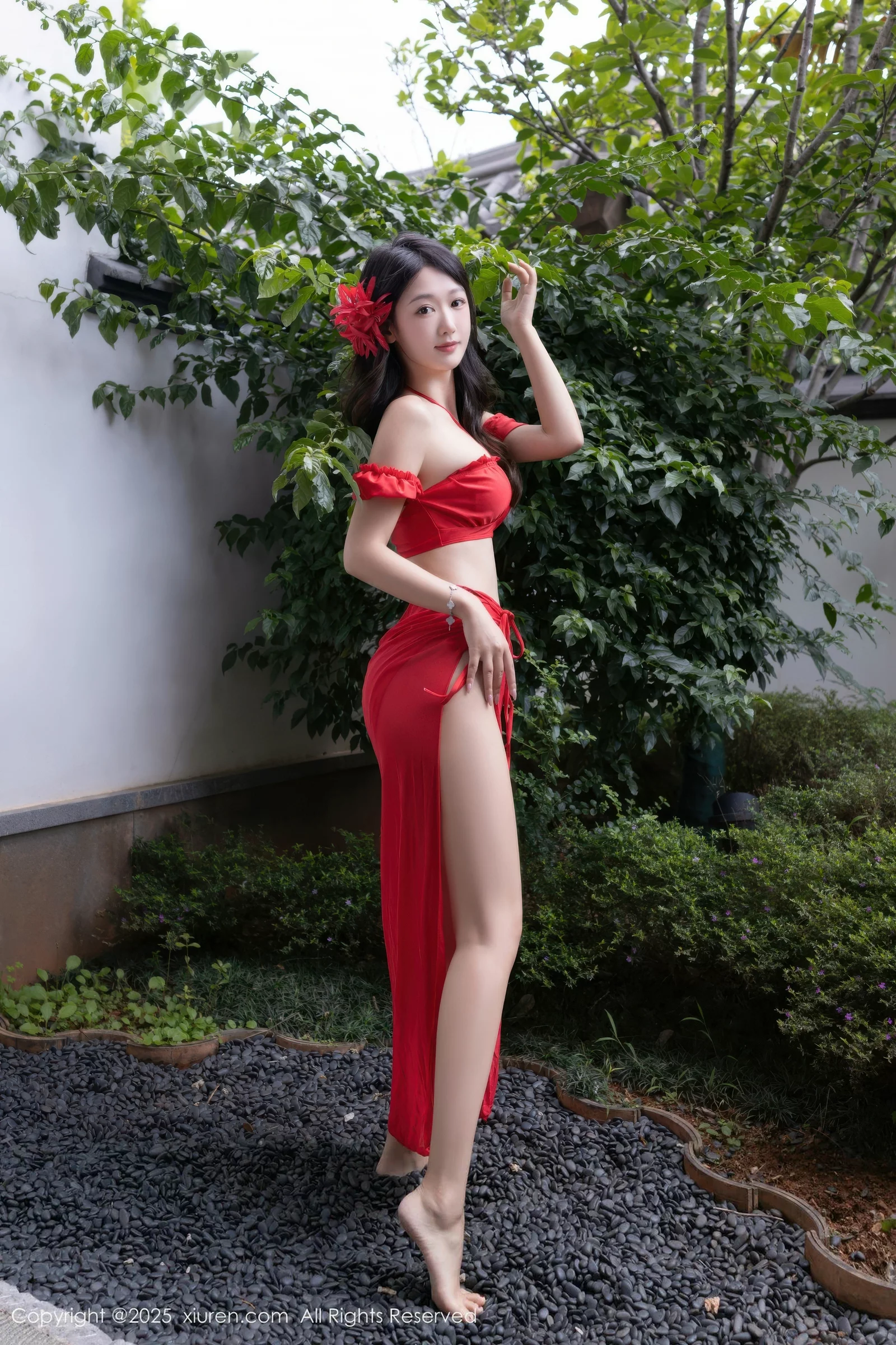 唐安琪  [XiuRen]高清写真图 2025.08.18 No.10662 唐安琪 红色泳衣第8张图片