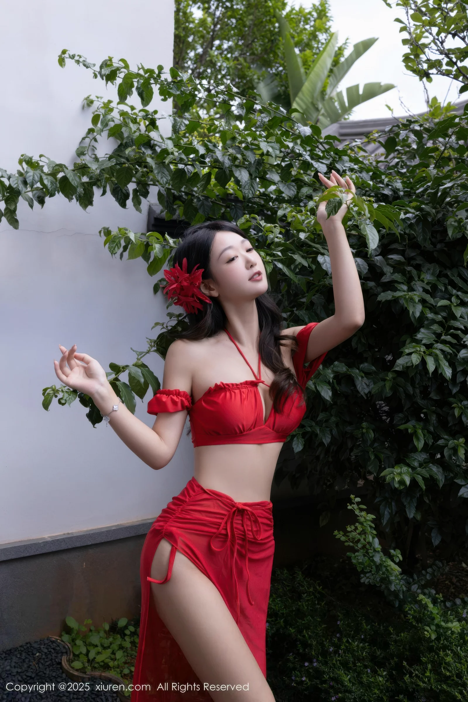 唐安琪  [XiuRen]高清写真图 2025.08.18 No.10662 唐安琪 红色泳衣第9张图片