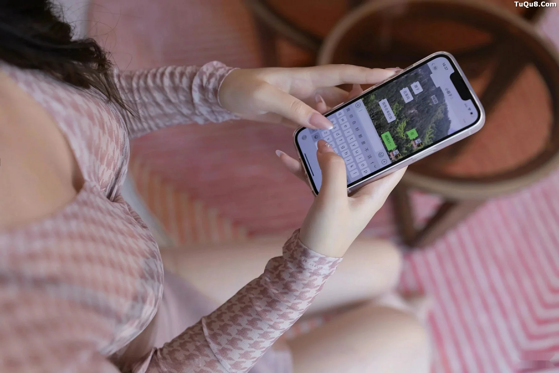 唐安琪  [XiuRen]高清写真图 2025.09.22 No.10795 唐安琪 紫色短裙第7张图片