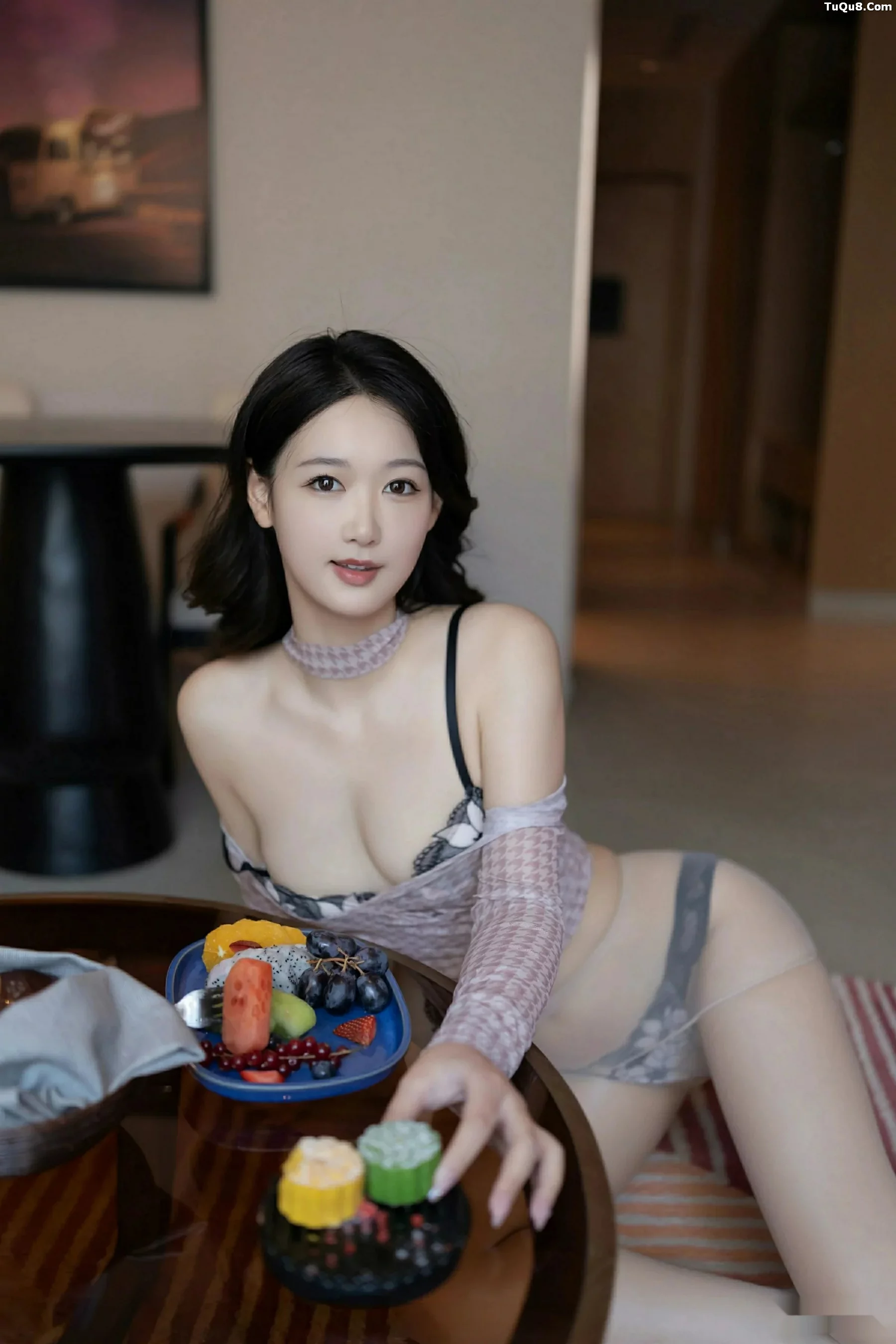 唐安琪  [XiuRen]高清写真图 2025.09.22 No.10795 唐安琪 紫色短裙第32张图片