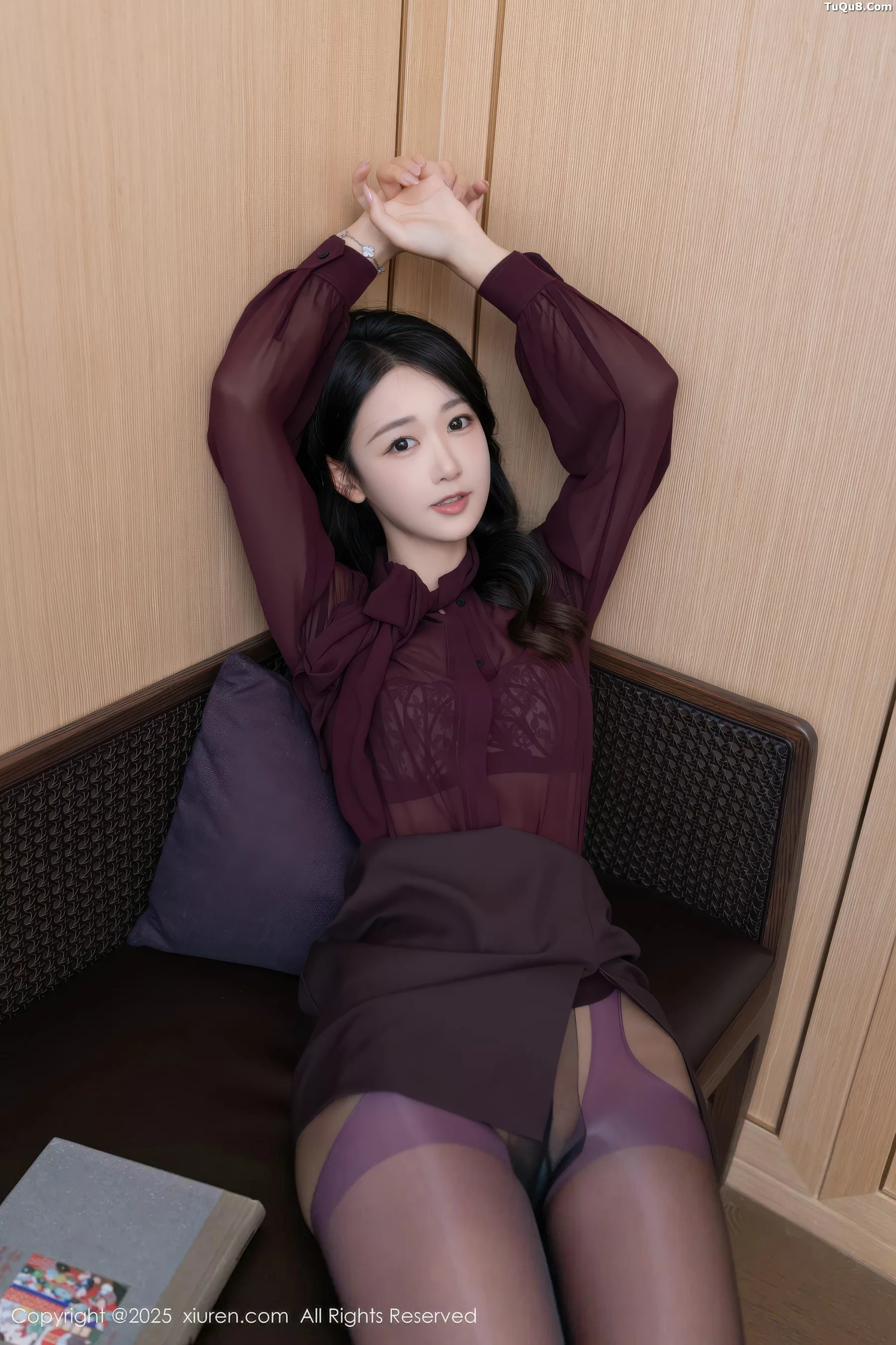 唐安琪  [XiuRen]高清写真图 2025.11.03 No.10941 唐安琪 性感OL服第5张图片