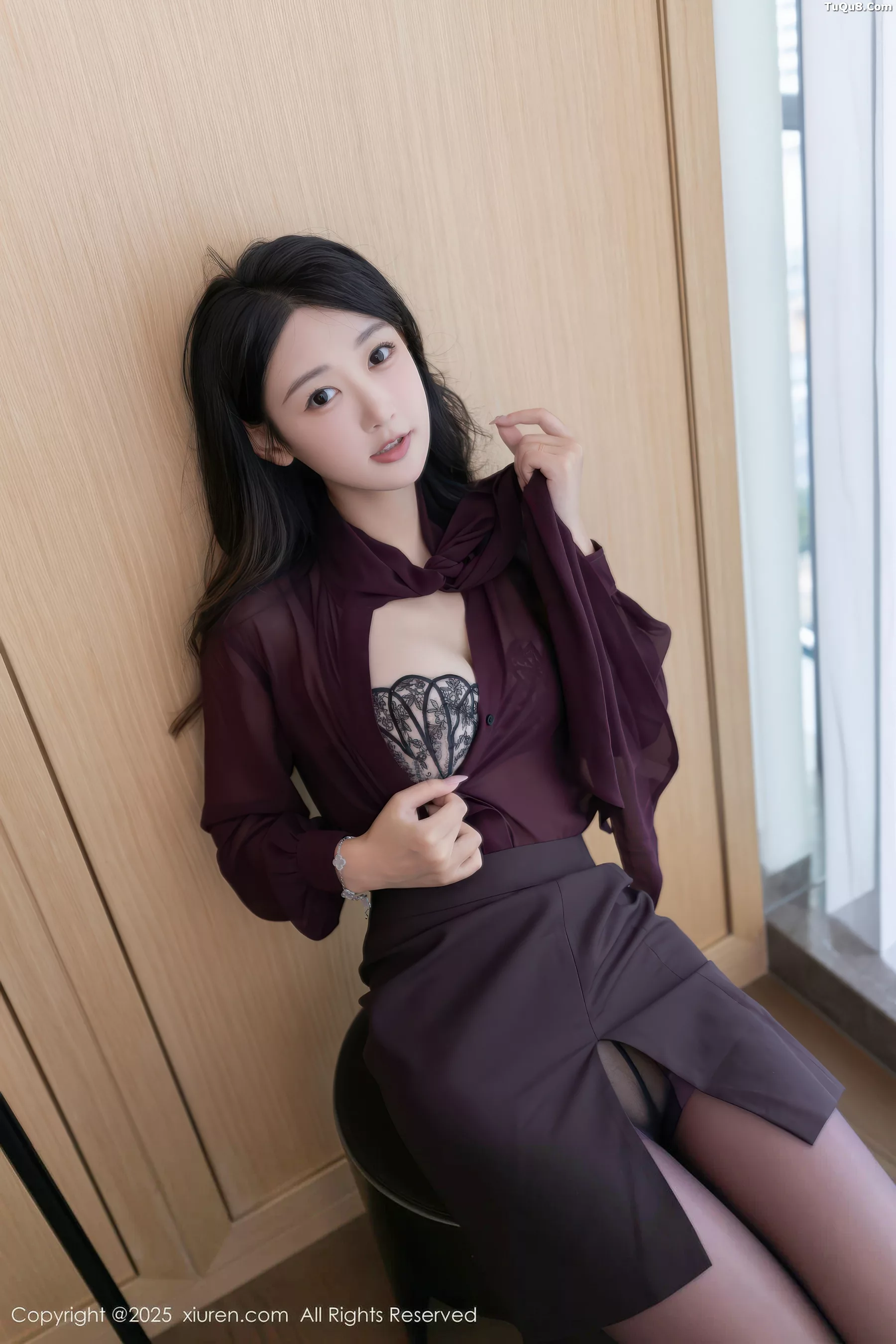 唐安琪  [XiuRen]高清写真图 2025.11.03 No.10941 唐安琪 性感OL服第19张图片