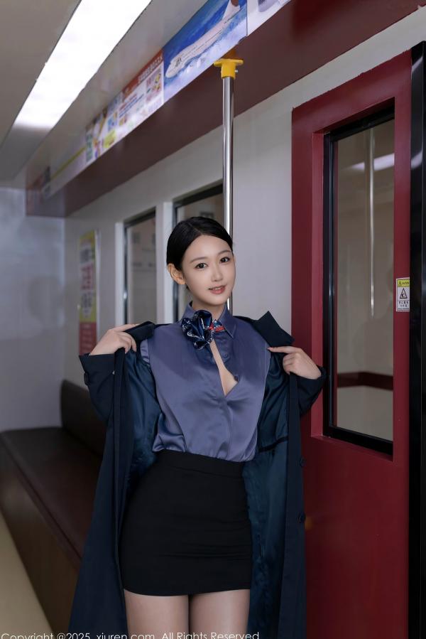 唐安琪   秀人网9824唐安琪：气质空姐制服诱惑，灰衬衫黑丝袜职场私房写真第11张图片
