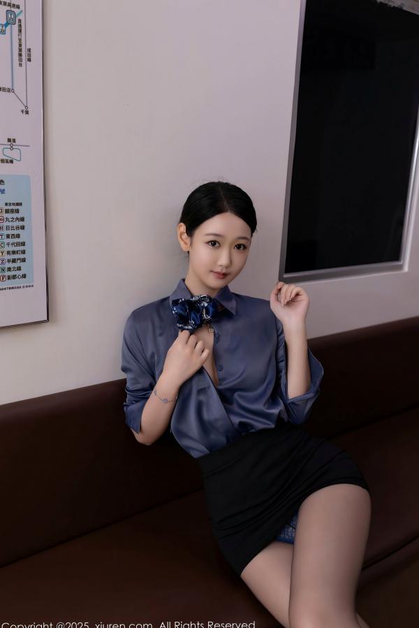 唐安琪   秀人网9824唐安琪：气质空姐制服诱惑，灰衬衫黑丝袜职场私房写真第18张图片