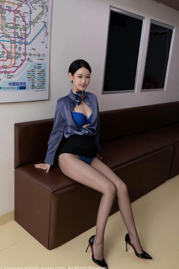 唐安琪   秀人网9824唐安琪：气质空姐制服诱惑，灰衬衫黑丝袜职场私房写真第23张图片