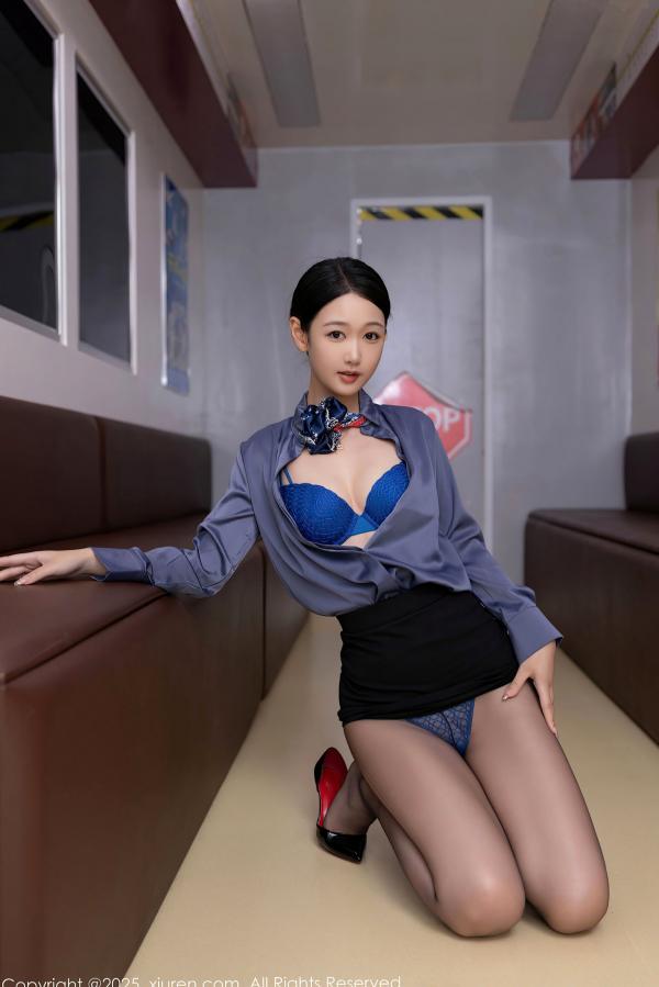 唐安琪   秀人网9824唐安琪：气质空姐制服诱惑，灰衬衫黑丝袜职场私房写真第31张图片