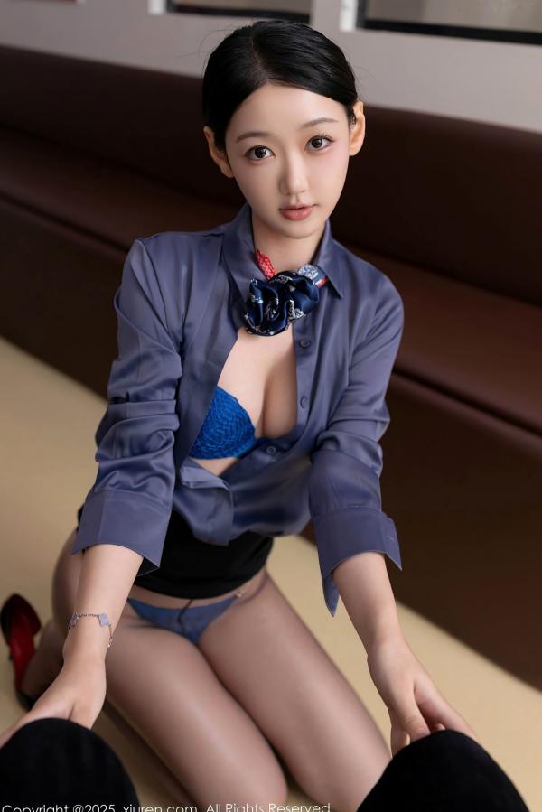 唐安琪   秀人网9824唐安琪：气质空姐制服诱惑，灰衬衫黑丝袜职场私房写真第37张图片